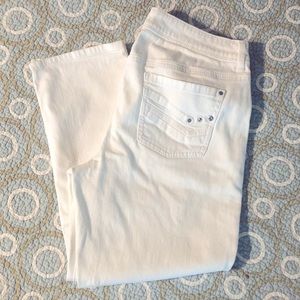 Chicos size 2 white crop jeans fits like a size 12